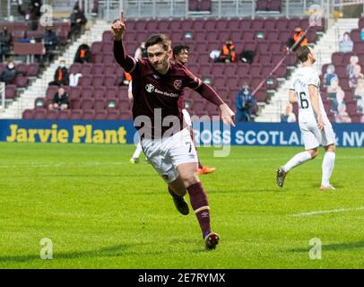 Scottish Championship - Heart of Midlothian / Dunfermline. Tynecastle Park, Edinburgh, Midlothian, Großbritannien. Januar 2021. Hearts ist Gastgeber von Dunfermline bei der Scottish Championship im Tynecastle Park, Edinburgh. Bild zeigt: Der angreifende Mittelfeldspieler von Hearts, Jamie Walker, dreht sich nach dem Tor ab, was sich als einziges Ziel des Spiels erwies. Kredit: Ian Jacobs/Alamy Live Nachrichten Stockfoto