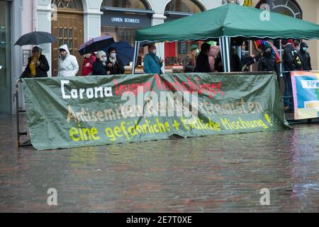 Demonstration in Trier am 20.01.2021 gegen die Covid-19-Regelungen in Deutschland, Protest der Antifa und des linken Flügels gegen Corona-Leugner Stockfoto