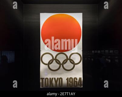 tokio, japan - januar 15 2020: Altes Plakat geschmückt mit den fünf Ringen der Olympischen Spiele und dem hinomaru aufgehenden Sonnensymbol, das während der Tokyo 1964 verwendet wurde Stockfoto