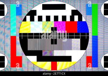 TV-Testmuster erzeugt von einem Monoskop mit Noise Glitch Effekt – Originalfoto von einem alten Fernseher Stockfoto