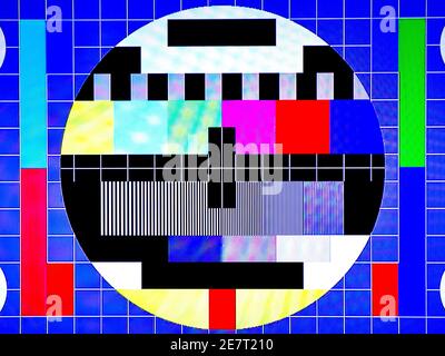 TV-Testmuster erzeugt von einem Monoskop mit Noise Glitch Effekt – Originalfoto von einem alten Fernseher Stockfoto