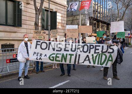 Eine Gruppe von Aktivisten hält ein Banner und Plakate, wie sie die Macht der Proteste der Menschen, um einen fairen Anteil an den europäischen Wiederauffüllungsfonds zu bekommen repräsentieren.EINE Gruppe von Umweltschützern haben eine Performance vor der Delegation der spanischen Regierung in Katalonien kritisiert die durchgeführt Die Kuchenverteilung, die die spanische Regierung vornehmen wird, beinhaltet die Zuweisung von 140 Millionen Euro an europäischen Rückforderungsfonds, die Spanien erhalten wird. Stockfoto