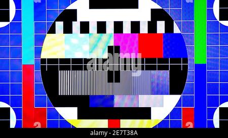 TV-Testmuster erzeugt von einem Monoskop mit Noise Glitch Effekt – Originalfoto von einem alten Fernseher Stockfoto