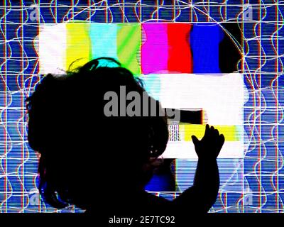 TV-Testmuster erzeugt durch ein Monoskop, TV Static Noise Glitch-Effekt – Original-Foto aus einem alten Fernsehen – Konzept für Ihr Projekt Stockfoto
