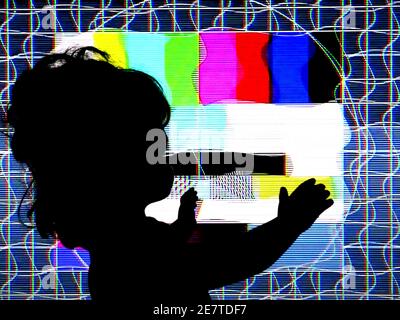 TV-Testmuster erzeugt durch ein Monoskop, TV Static Noise Glitch-Effekt – Original-Foto aus einem alten Fernsehen – Konzept für Ihr Projekt Stockfoto