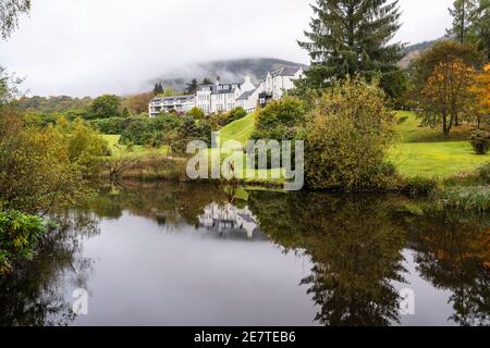 Blick über den Forellenteich im Macdonald Forest Hills Hotel & Spa am Ufer des Loch ARD in den Trossachs, Schottland, Großbritannien Stockfoto