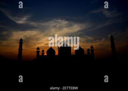 Eine attraktive signifikante atemberaubende Aussicht auf die Wolken schweben auf Der Himmel über der historischen Badshahi Moschee während des Sonnenuntergangs in Lahore Stockfoto