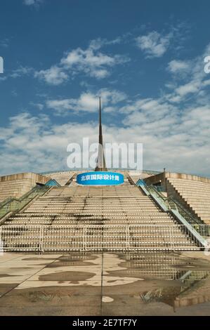 Peking, China - 2. Oktober 2014: Beijing World Art Museum und das China Millennium Monument in Form einer Sonnenuhr in Peking, China Stockfoto