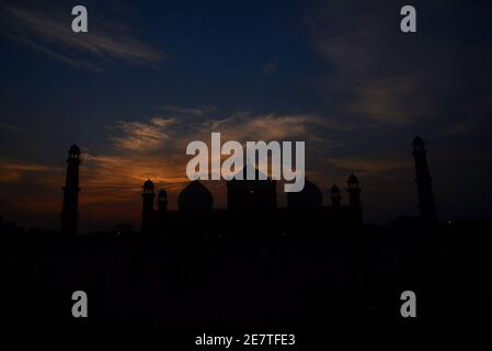 Eine attraktive signifikante atemberaubende Aussicht auf die Wolken schweben auf Der Himmel über der historischen Badshahi Moschee während des Sonnenuntergangs in Lahore Stockfoto