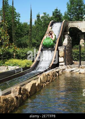 ST. MARGARETHEN, ÖSTERREICH - 8. Juni 2017: Zwei Mädchen auf Attraktion im Vergnügungspark Familypark. Krokoobahn, krokodilförmiger Wasserabflut. Stockfoto