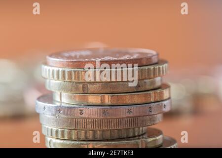 Nahaufnahme eines Stapels aus buntem Gold und Bronze euro-Münzen Stockfoto