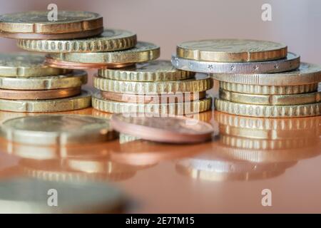 Nahaufnahme eines Anhäufs von Gold- und Bronzemünzen Auf Holzoberfläche Stockfoto