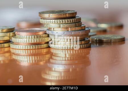 Nahaufnahme eines Anhäufs von Gold- und Bronzemünzen Auf Holzoberfläche Stockfoto