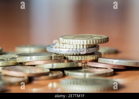 Nahaufnahme eines Anhäufs von Gold- und Bronzemünzen Auf Holzoberfläche Stockfoto