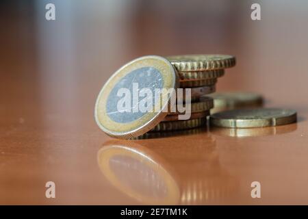 Nahaufnahme eines Anhäufs von Gold- und Bronzemünzen Auf Holzoberfläche Stockfoto