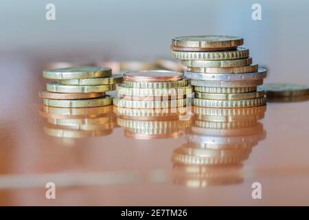 Nahaufnahme eines Anhäufs von Gold- und Bronzemünzen Auf Holzoberfläche Stockfoto