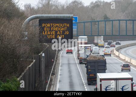 M3 Autobahnschild, Portsmouth EU Frachten verlassen bei J9 A31, Richtungen für LKW Richtung Europa nach dem Brexit, Januar 2021 England Großbritannien Stockfoto