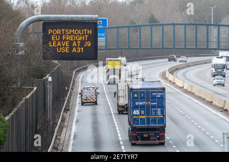 M3 Autobahnschild, Portsmouth EU Frachten verlassen bei J9 A31, Richtungen für LKW Richtung Europa nach dem Brexit, Januar 2021 England Großbritannien Stockfoto