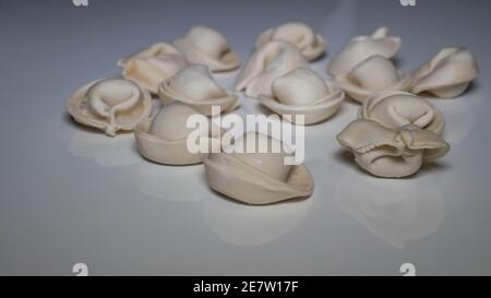 Rohe Knödel auf einer weißen Küchentischplatte, Knödel aus der Nähe Stockfoto