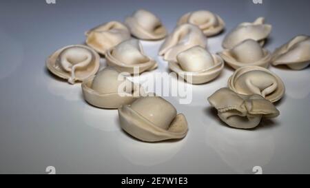 Rohe Knödel auf einer weißen Küchenarbeitsfläche. Kochen Knödel in der Küche. Stockfoto