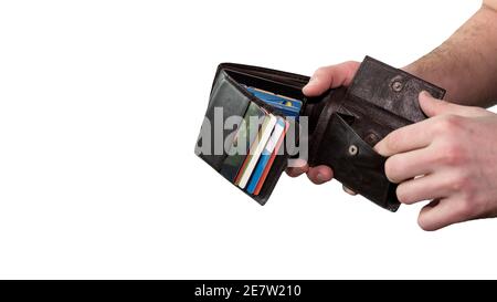 Ein Mann schaut in eine leere Brieftasche ohne Geld, eine Brieftasche mit Kreditkarten. Auf weißem Hintergrund. Stockfoto