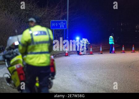 Stirling, Schottland, Großbritannien. Januar 2021. Im Bild: Die Autobahn M9 wurde zwischen den Kreuzungen 9 und 11 während eines andauernden Polizeivorfalls gesperrt. Derzeit sind keine anderen Tatsachen ans Licht gekommen. Quelle: Colin Fisher/Alamy Live News Stockfoto