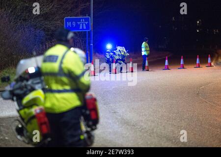 Stirling, Schottland, Großbritannien. Januar 2021. Im Bild: Die Autobahn M9 wurde zwischen den Kreuzungen 9 und 11 während eines andauernden Polizeivorfalls gesperrt. Derzeit sind keine anderen Tatsachen ans Licht gekommen. Quelle: Colin Fisher/Alamy Live News Stockfoto