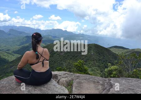 Glückliche Frau auf dem Berg Stockfoto
