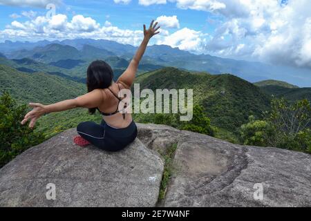 Glückliche Frau auf dem Berg Stockfoto
