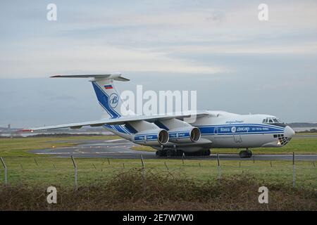 An WOLGA DNEPR IL-76 ILYUSHIN RA-76951 Ankunft in LIVERPOOL JOHN FLUGHAFEN LENNON auf der Runway 09 Stockfoto