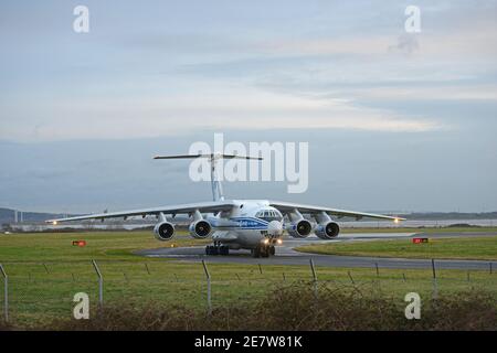 An WOLGA DNEPR IL-76 ILYUSHIN RA-76951 Ankunft in LIVERPOOL JOHN FLUGHAFEN LENNON auf der Runway 09 Stockfoto