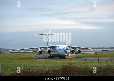 An WOLGA DNEPR IL-76 ILYUSHIN RA-76951 Ankunft in LIVERPOOL JOHN FLUGHAFEN LENNON auf der Runway 09 Stockfoto