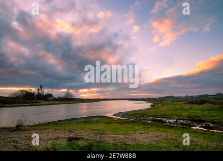 Sonnenuntergang über dem Fluss Stour an der Grenze zu Suffolk/Essex, Großbritannien Stockfoto