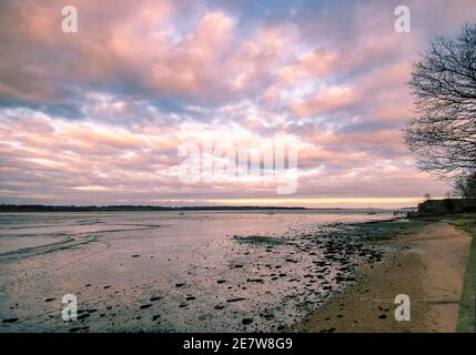 Sonnenuntergang über dem Fluss Stour an der Grenze zu Suffolk/Essex, Großbritannien Stockfoto