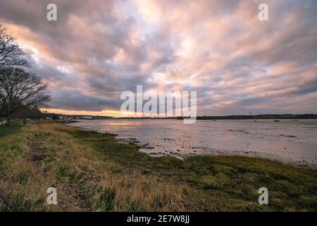 Sonnenuntergang über dem Fluss Stour an der Grenze zu Suffolk/Essex, Großbritannien Stockfoto