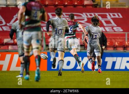 Sale Sharks Flügel Marland Yarde tritt den Ball durch während eines Gallagher Premiership Runde 7 Rugby Union Spiel, Freitag, 29. Januar 2021, in Leicester, U Stockfoto