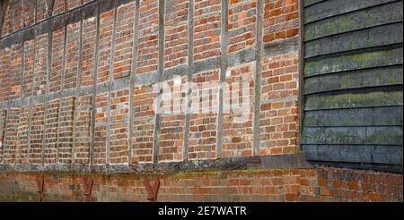 Eine Scheune mit Fachwerk aus dem 16th. Jahrhundert in einem kleinen Dorf in Wiltshire, Salisbury Plain Stockfoto