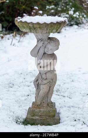 Verschneite und gefrorene Vögel Bad im englischen Garten im Januar - Reading, Berkshire, England, Großbritannien Stockfoto