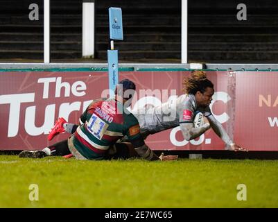 Sale Sharks Flügel Marland Yarde taucht über einen Versuch während eines Gallagher Premiership Runde 7 Rugby Union Spiel, Freitag, 29. Januar 2021, in Leicester zu Punkten Stockfoto