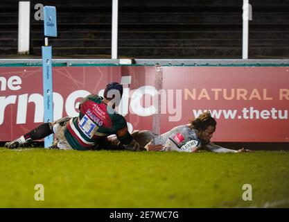 Sale Sharks Flügel Marland Yarde taucht über einen Versuch während eines Gallagher Premiership Runde 7 Rugby Union Spiel, Freitag, 29. Januar 2021, in Leicester zu Punkten Stockfoto