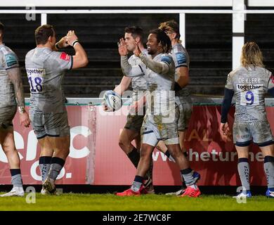 Sale Sharks Flügel Marland Yarde feiert mit Coenie Oosthuizen, nachdem er einen Versuch während eines Gallagher Premiership Runde 7 Rugby Union Spiel, Frida Stockfoto