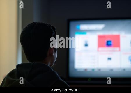 Kleiner Junge spielt Videospiel zu Hause während covid Zeit. Stockfoto