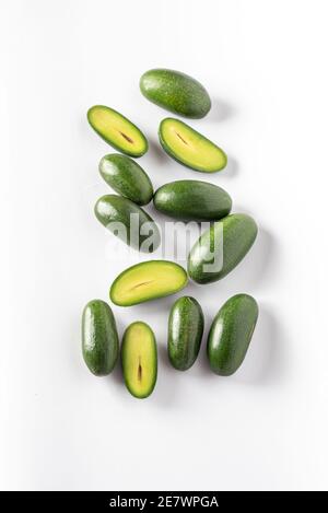 Mini-Avocado ohne Steine oder Cocktail-Avocado. Cocktail Avocado hat essbare Haut. Es wird aus unvermollten Blüten gebildet, die die Bildung des Steins verhindern und das Wachstum stoppen. Stockfoto