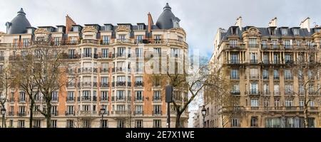 Paris, typische Fassade und Fenster, schöne Gebäude Boulevard Richard-Lenoir im Winter Stockfoto