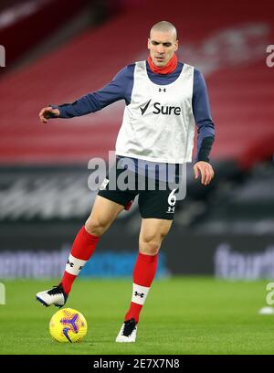 Southampton's Oriol Romeu erwärmt sich vor dem Premier League-Spiel im St Mary's Stadium, Southampton. Bilddatum: Samstag, 30. Januar 2021. Stockfoto