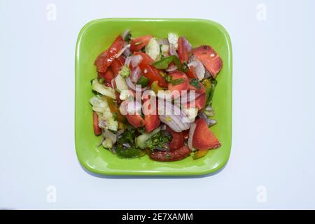 Indischer authentischer Salat, bekannt als Kachumbar Salat, zubereitet aus frisch gehackten Zwiebeln, Tomaten, Gurken, Koriander und grünem Chilly. Gesprickelt mit lemo Stockfoto