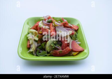 Indischer authentischer Salat, bekannt als Kachumbar Salat, zubereitet aus frisch gehackten Zwiebeln, Tomaten, Gurken, Koriander und grünem Chilly. Gesprickelt mit lemo Stockfoto