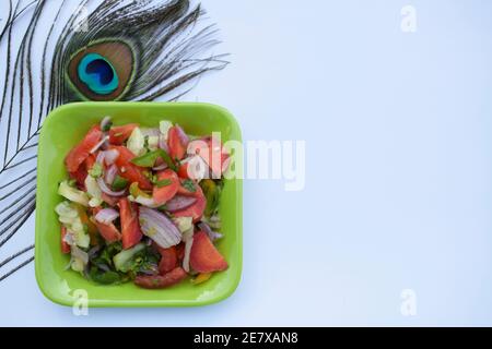 Indischer authentischer Salat, bekannt als Kachumbar Salat, zubereitet aus frisch gehackten Zwiebeln, Tomaten, Gurken, Koriander und grünem Chilly. Gesprickelt mit lemo Stockfoto