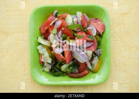 Indischer authentischer Salat, bekannt als Kachumbar Salat, zubereitet aus frisch gehackten Zwiebeln, Tomaten, Gurken, Koriander und grünem Chilly. Gesprickelt mit lemo Stockfoto