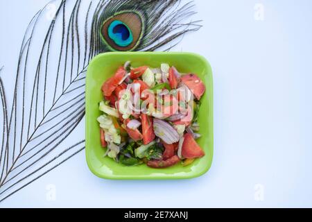 Indischer authentischer Salat, bekannt als Kachumbar Salat, zubereitet aus frisch gehackten Zwiebeln, Tomaten, Gurken, Koriander und grünem Chilly. Gesprickelt mit lemo Stockfoto